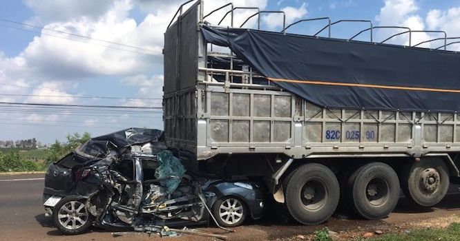 Gia Lai: Bị kẹp giữa ô tô tải và xe container, Mazda2 bẹp dúm, 2 vợ chồng bị thương nặng