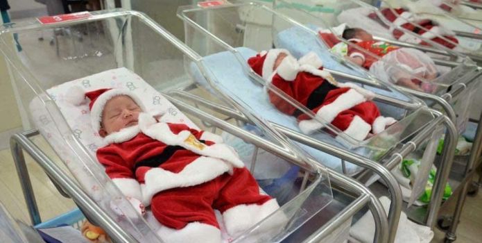 Hàng trăm ông già Noel và công chúa tuyết siêu cute xuất hiện trong đêm Giáng sinh