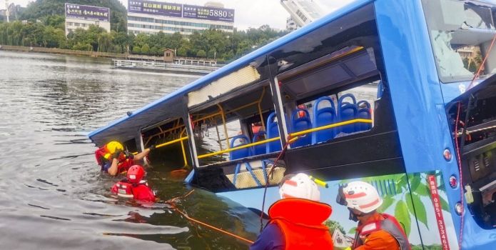 Xe bus chở học sinh đi thi ĐH rơi xuống hồ, 21 người chết đuối, 15 người khác bị thương