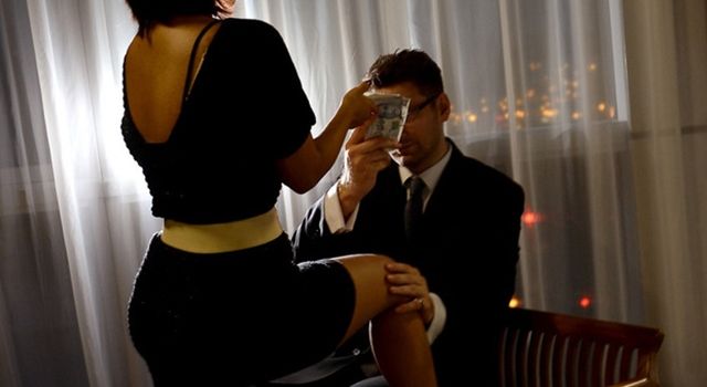'Sugar baby' hay tư tưởng ăn sẵn, bán thân đang băng hoại thế hệ các cô gái trẻ có học?