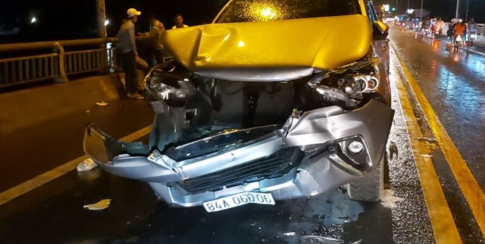 Tai nạn liên hoàn khiến Mazda CX-5 và Toyota Innova bẹp rúm, loạt ô tô bị nát bét