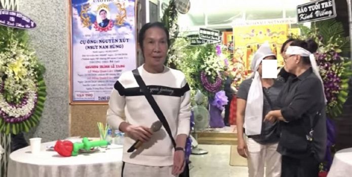 Không nhận show, 'ông hoàng cải lương’ Vũ Linh tức tốc đến tang lễ bố của người yêu cũ