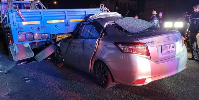 Toyota Vios hóa sắt vụn sau cú va chạm với ô tô chở hàng, hiện trường vụ tai nạn gây ám ảnh