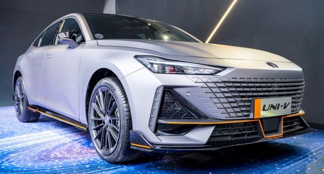 Tin xe 30/11: Tuyệt tác sedan mới trình làng: Thiết kế lu mờ Kia K3, trang bị đe nẹt Hyundai Elantra