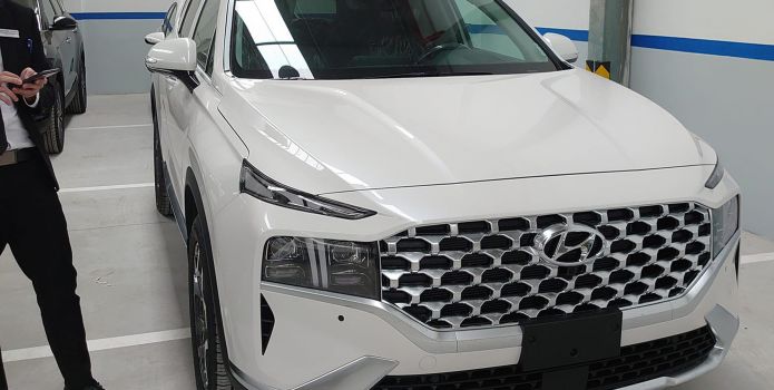 Hyundai SantaFe 2022 bất ngờ về đại lý với nâng cấp trong trang bị, giá bán 'đe nẹt' Toyota Fortuner