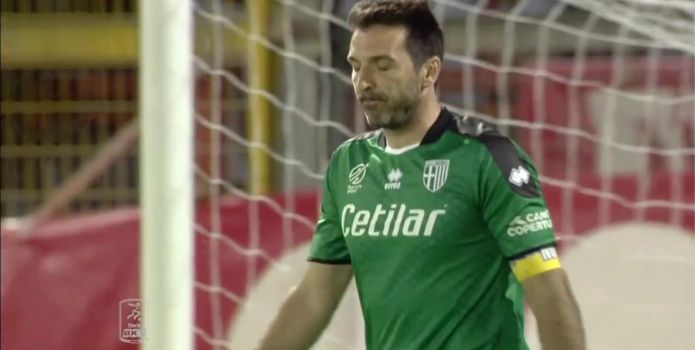 Thủ môn huyền thoại Buffon bị yêu cầu giải nghệ sau đường chuyền hụt 'lịch sử'