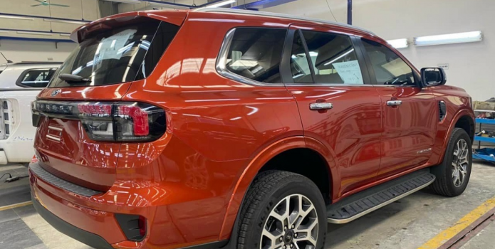 Ford Everest 2022 bất ngờ lộ ảnh 'nóng', sắp có màn đối đầu 'cực gắt' với Hyundai Santa Fe Việt Nam
