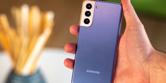 Giá Galaxy S21 tháng 8/2022 giảm sâu cả chục triệu, rẻ hơn cả iPhone 11 hút khách Việt