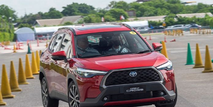 Giá lăn bánh Toyota Corolla Cross tháng 11: 'Đe nẹt' tân binh Nissan Kicks