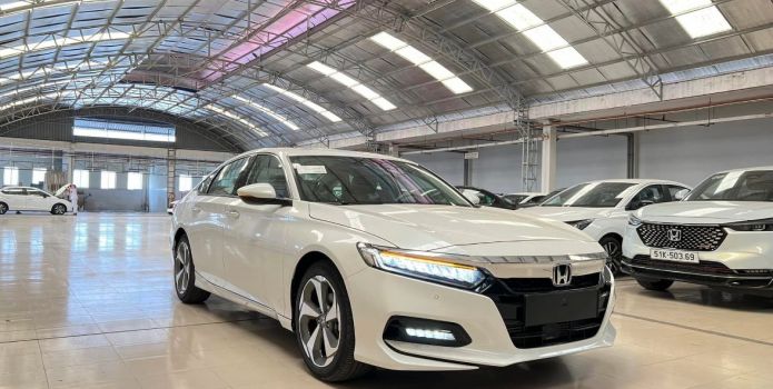 ‘Kẻ thách thức’ Toyota Camry và Kia K5 giảm giá sâu chưa từng có, cơ hội vàng cho khách Việt tậu xe