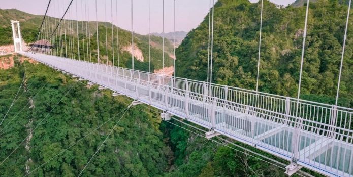 Việt Nam có cầu kính đi bộ dài nhất thế giới được ghi danh vào sách Kỷ lục Guinness