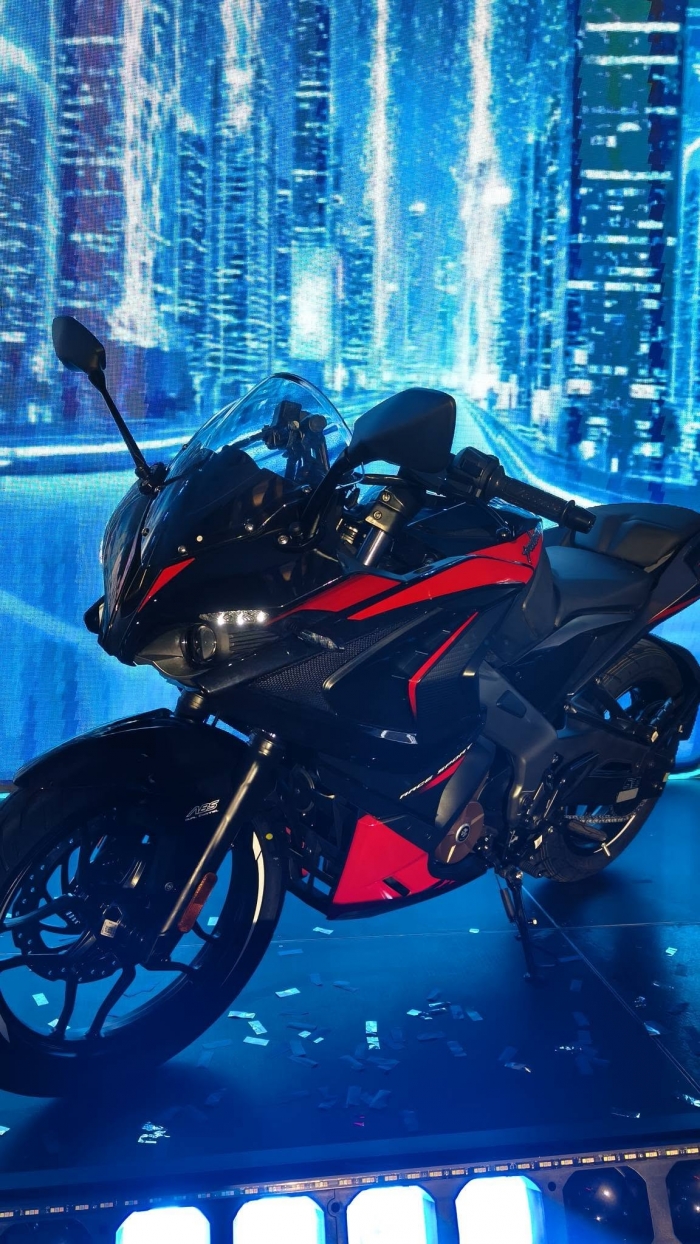 Bajaj-Pulsar-RS200-2