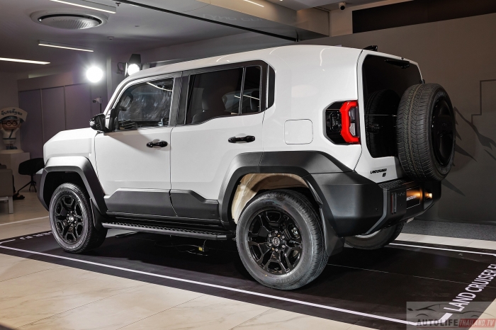 Toyota-Land-Cruiser-FJ-7