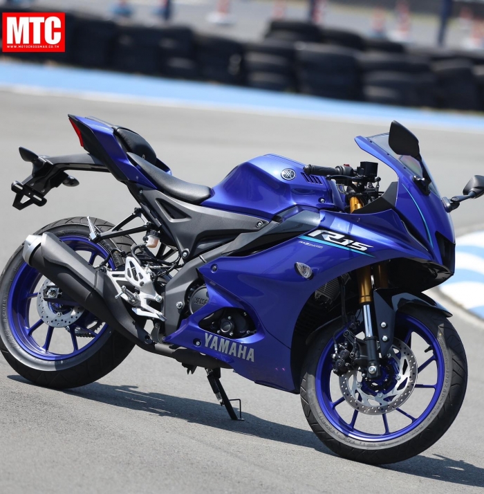 Yamaha-R15-4