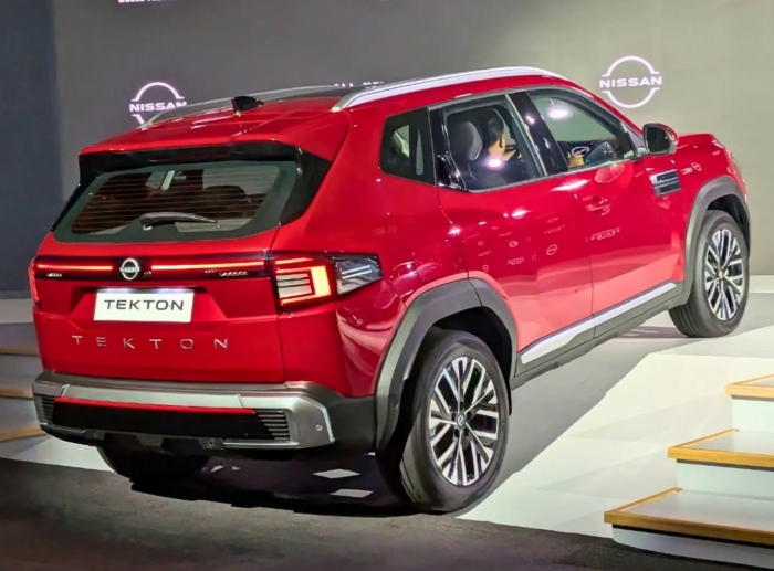 Nissan-Tekton-16