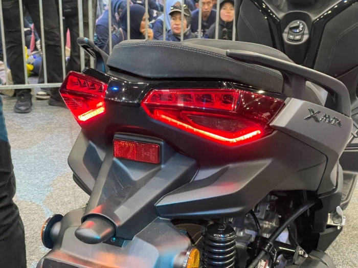 YAMAHA-XMAX-10
