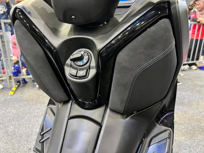 YAMAHA-XMAX-4
