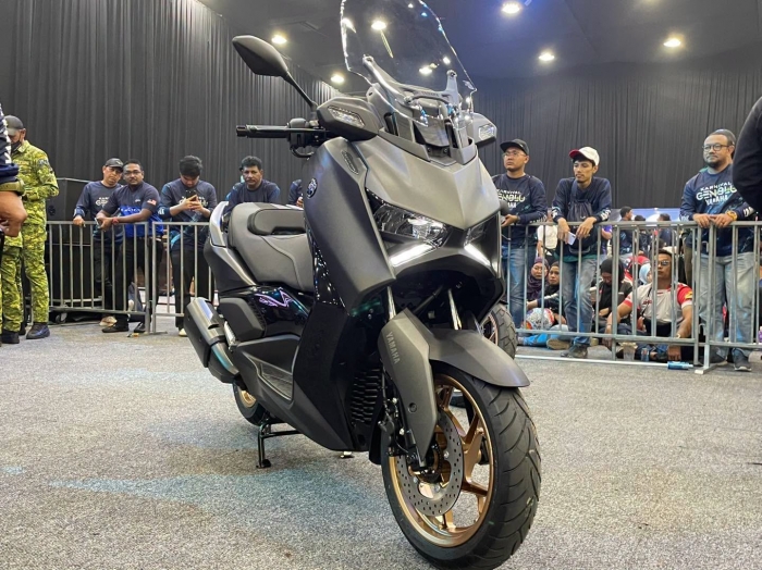 YAMAHA-XMAX-6