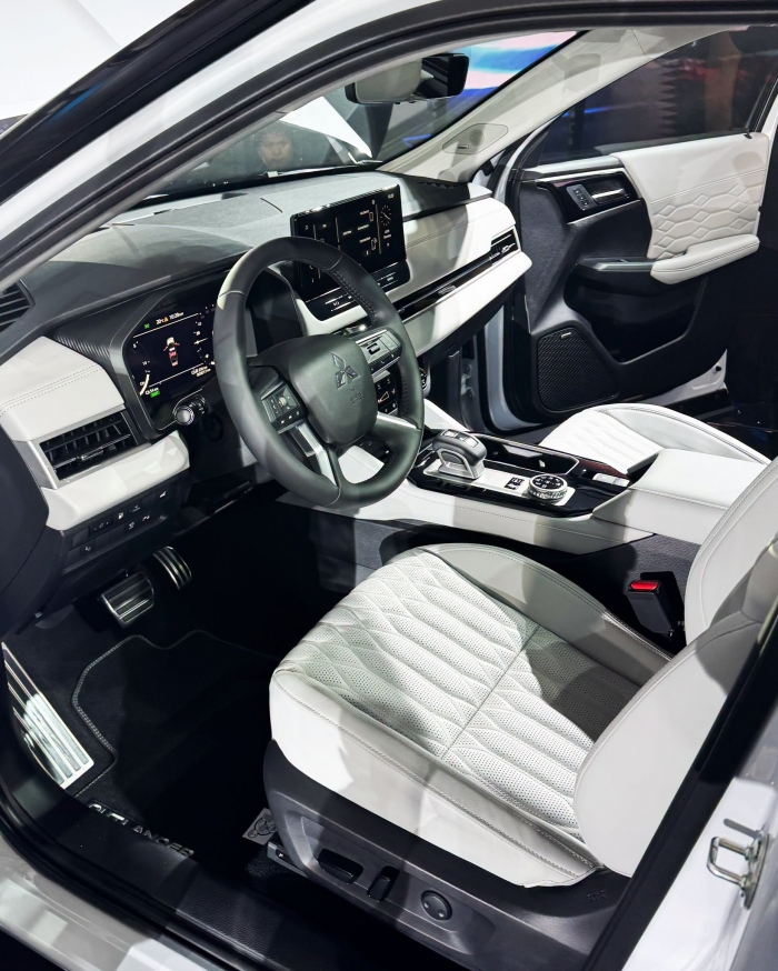 Mitsubishi-Outlander-PHEV-1