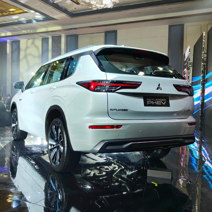 Mitsubishi-Outlander-PHEV-7