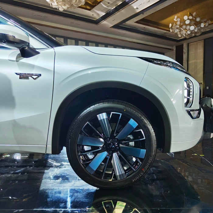 Mitsubishi-Outlander-PHEV-8