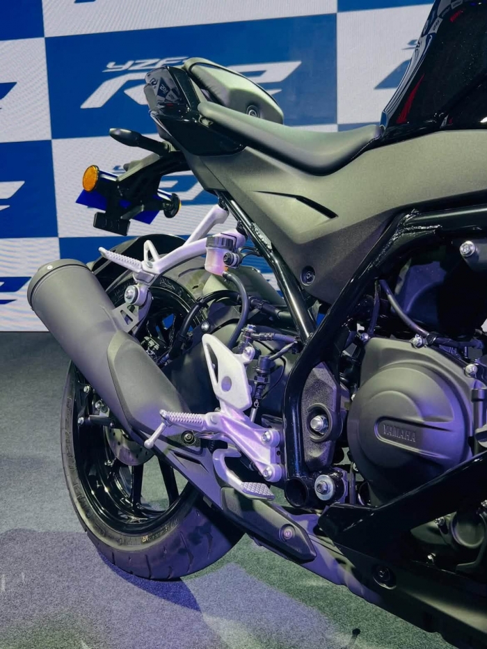 Yamaha-R2-8