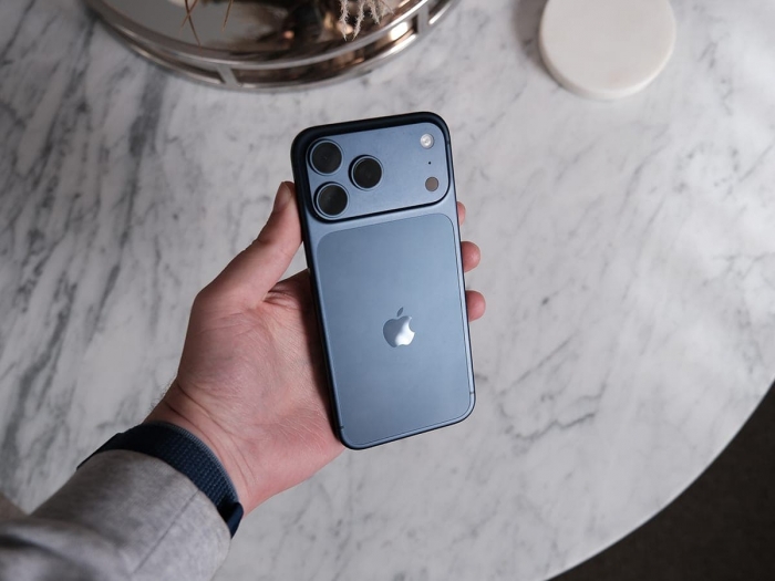iPhone-17-Pro-Max-in-hand