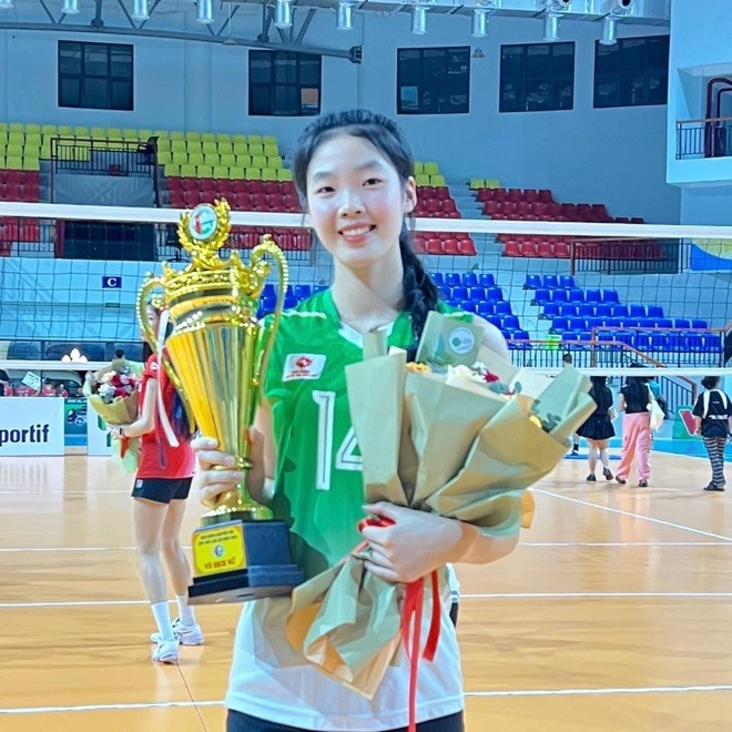 chu cong pham thi quynh huong bong chuyen nu viet nam (2)