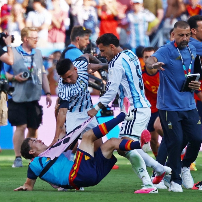 dong doi messi nhan an phat nang