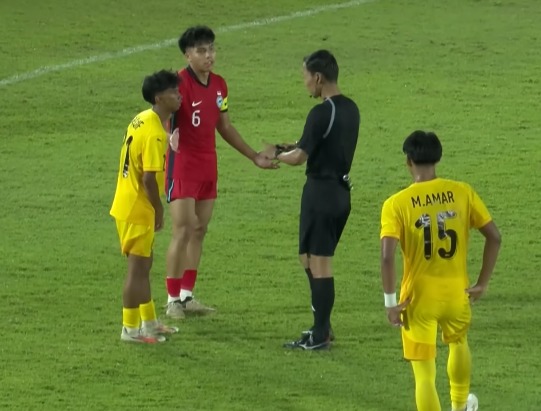 trong tai gay tranh cai u19 malaysia thang u19 singapore (1)