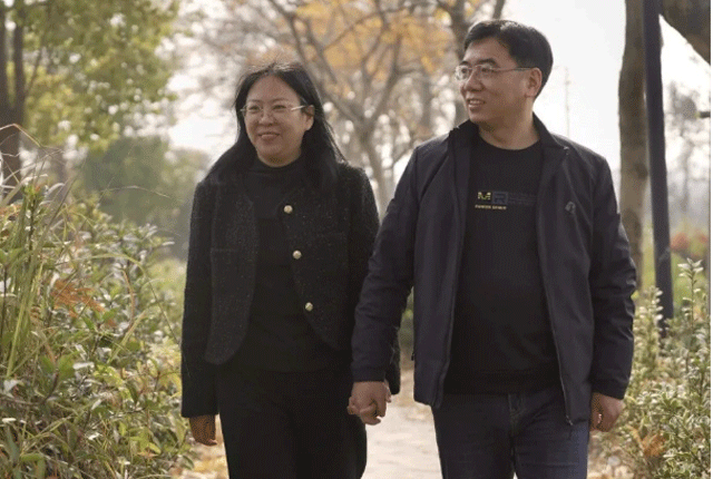 Hy-huu-nguoi-dan-ong-chay-voi-den-cuu-nguoi-bi-nan-tren-duong-sung-so-khi-thay-vo-minh-ngay-truoc-mat-3