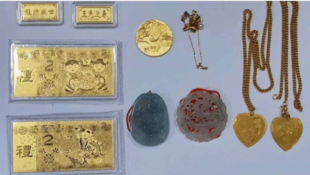 Me-hoang-hot-khi-con-gai-vut-nham-chiec-hop-cu-ben-trong-chua-trang-suc-va-vang-tri-gia-gan-2-ty-2