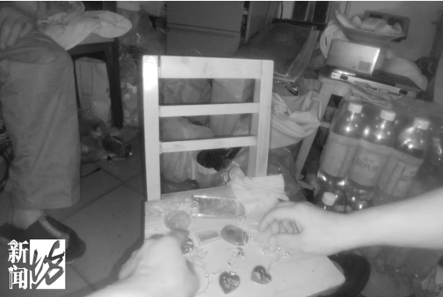 Me-hoang-hot-khi-con-gai-vut-nham-chiec-hop-cu-ben-trong-chua-trang-suc-va-vang-tri-gia-gan-2-ty-4