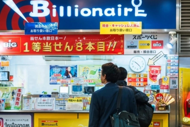 Nguoi-dan-ong-giau-vo-chuyen-trung-so-3-8-trieu-usd-mua-xe-sang-di-du-lich-nhieu-noi-tren-the-gioi-3