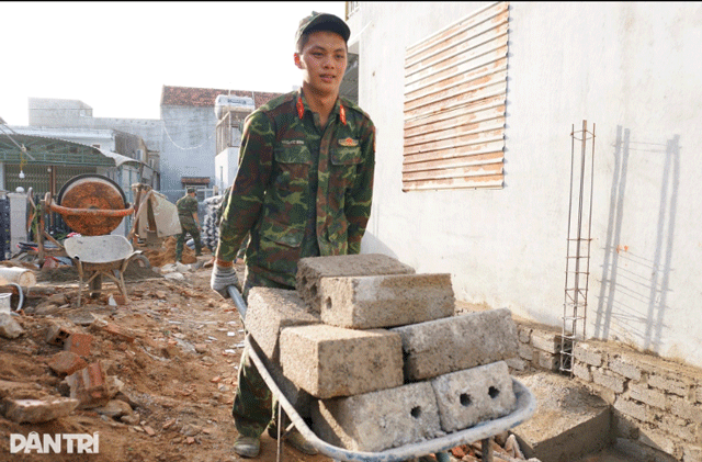 Xuc-dong-hinh-anh-can-bo-chien-si-quan-doi-nhan-dan-dung-lai-tung-can-nha-bi-sap-o-vung-lu-gia-lai-10