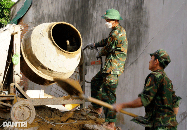Xuc-dong-hinh-anh-can-bo-chien-si-quan-doi-nhan-dan-dung-lai-tung-can-nha-bi-sap-o-vung-lu-gia-lai-11