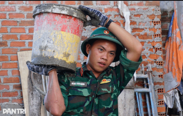 Xuc-dong-hinh-anh-can-bo-chien-si-quan-doi-nhan-dan-dung-lai-tung-can-nha-bi-sap-o-vung-lu-gia-lai-2