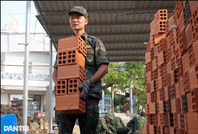 Xuc-dong-hinh-anh-can-bo-chien-si-quan-doi-nhan-dan-dung-lai-tung-can-nha-bi-sap-o-vung-lu-gia-lai-3