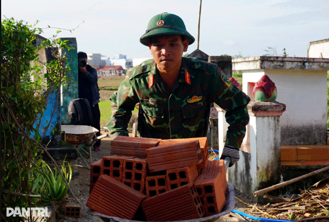 Xuc-dong-hinh-anh-can-bo-chien-si-quan-doi-nhan-dan-dung-lai-tung-can-nha-bi-sap-o-vung-lu-gia-lai-4