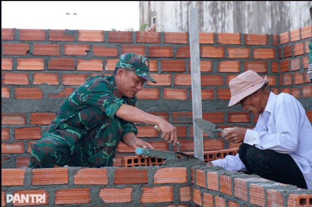 Xuc-dong-hinh-anh-can-bo-chien-si-quan-doi-nhan-dan-dung-lai-tung-can-nha-bi-sap-o-vung-lu-gia-lai-5