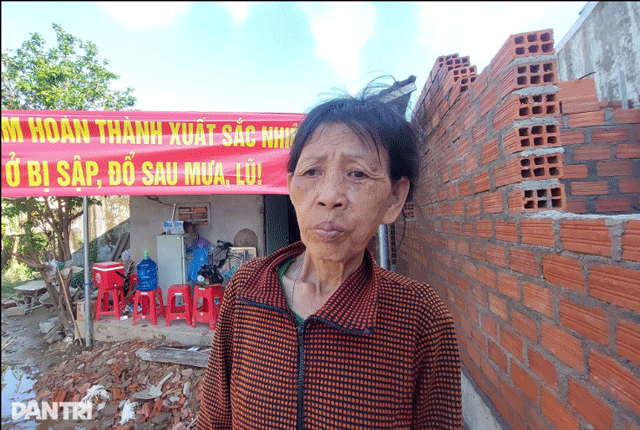 Xuc-dong-hinh-anh-can-bo-chien-si-quan-doi-nhan-dan-dung-lai-tung-can-nha-bi-sap-o-vung-lu-gia-lai-6