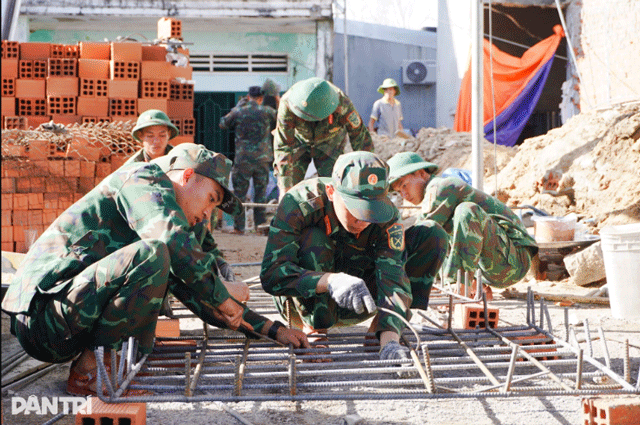 Xuc-dong-hinh-anh-can-bo-chien-si-quan-doi-nhan-dan-dung-lai-tung-can-nha-bi-sap-o-vung-lu-gia-lai-7