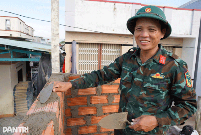 Xuc-dong-hinh-anh-can-bo-chien-si-quan-doi-nhan-dan-dung-lai-tung-can-nha-bi-sap-o-vung-lu-gia-lai-8