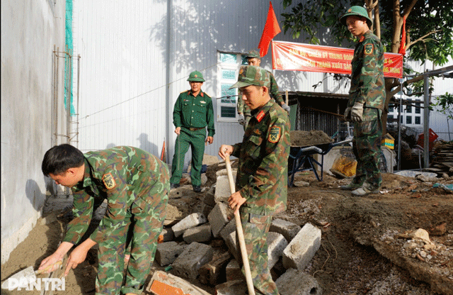 Xuc-dong-hinh-anh-can-bo-chien-si-quan-doi-nhan-dan-dung-lai-tung-can-nha-bi-sap-o-vung-lu-gia-lai