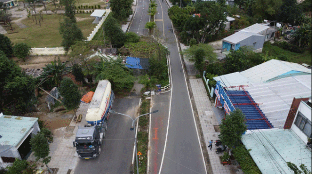 Ly-giai-nguyen-nhan-tuyen-duong-quy-mo-4-lan-xe-duoc-dau-tu-25-ty-co-ngoi-nha-nam-chan-ngay-giua-3