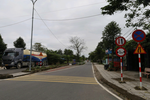 Ly-giai-nguyen-nhan-tuyen-duong-quy-mo-4-lan-xe-duoc-dau-tu-25-ty-co-ngoi-nha-nam-chan-ngay-giua-4