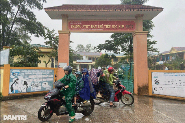 Vu-40-hoc-sinh-ngo-doc-o-quang-tri-ly-do-phu-huynh-dong-y-dua-con-den-lop-sau-4-lan-don-con-ve-2