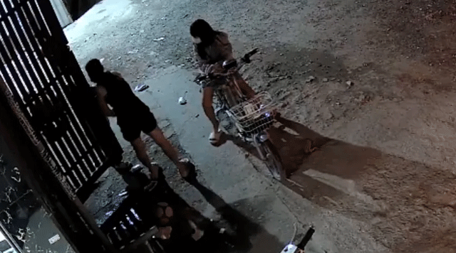 Clip-be-5-tuoi-bi-co-gai-la-mat-cuop-bong-tai-gia-dinh-he-lo-tinh-tiet-thay-ro-do-tao-ton-cua-ke-cuop-3