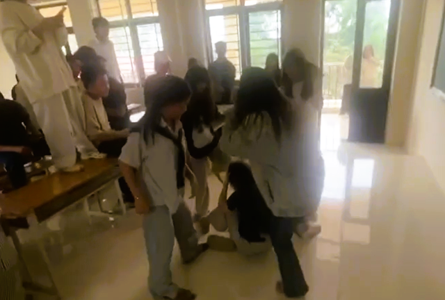 Me-nu-sinh-lop-10-rung-roi-chan-tay-khi-xem-clip-con-bi-danh-hoi-dong-nguyen-nhan-gay-phan-no