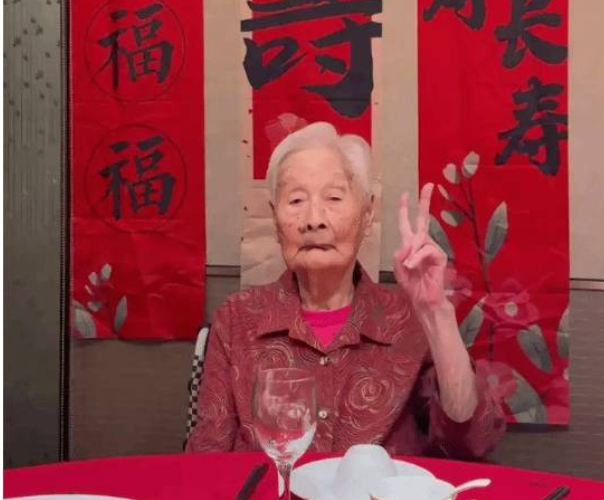 He-lo-bi-kip-song-tho-ai-cung-co-the-lam-cua-cu-ba-100-tuoi-la-hien-tuong-am-thuc-1